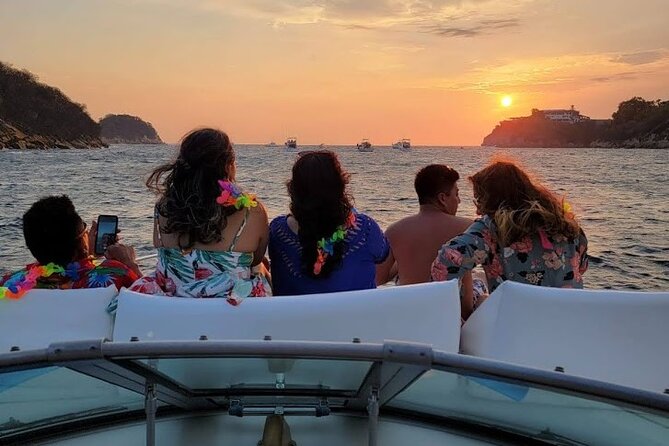 Cabo Arch Sunset Yacht Tour - Dinner & Drinks — Up to 18 Guests - Dinner and Drinks Onboard: What’s Included (and What to Expect)