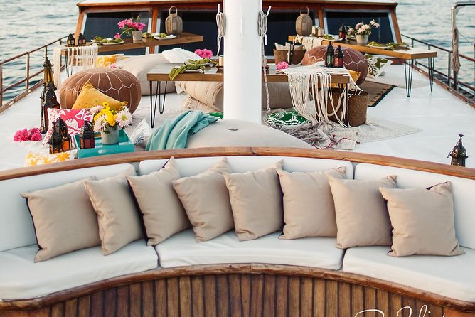 Cabo San Lucas Luxury Sailing Yacht and Dinner with a Chef - Dinner on Board: Chef-style meal, drinks, and the reality of one-menu service