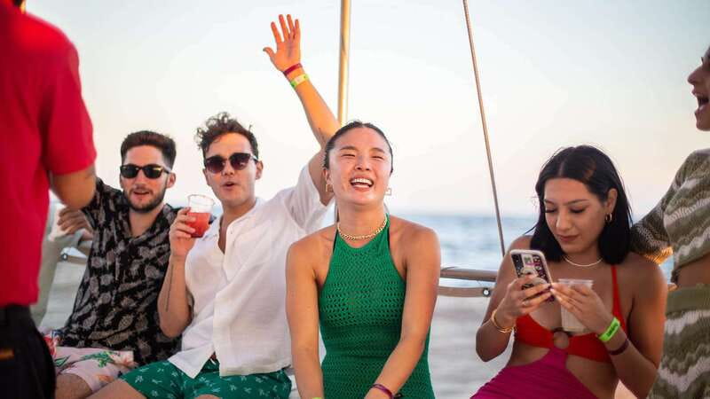 Cabo San Lucas: Sunset Party Cruise with Open Bar - Sunset on the Pacific: your 20-minute golden hour (and how the boat ride affects you)