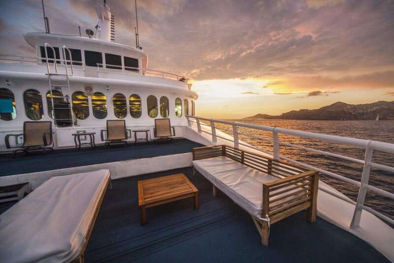 Cabo San Lucas: Sunset Premier Dinner & Show Cruise - Médano Bay and the upper deck: how to get the postcard angle