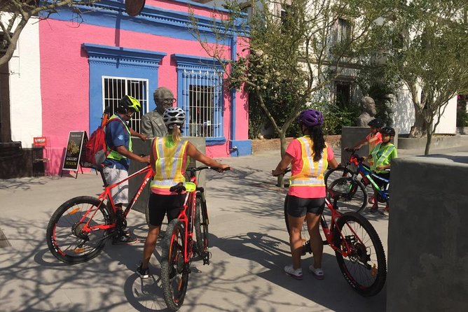 Following the bike lane, discover the main attractions of San José del Cabo - Plaza Mijares: Antonio Mijares and a hero-focused town moment