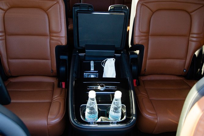 Lincoln Navigator Roundtrip Private Luxury Transportation - Getting Past Los Cabos Airport Stress, One Pickup at a Time