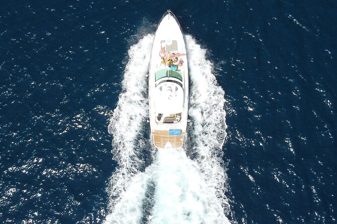 Luxury yacht for private tour EN Cabo San Lucas - Drinks, Tequila, Bluetooth Music, and Onboard Comfort