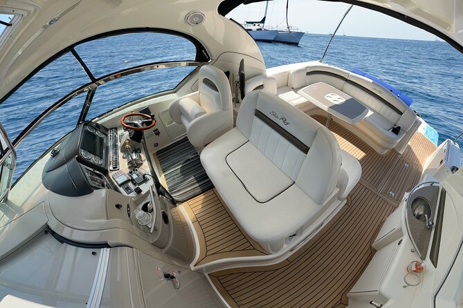 Private Yacht Sea Ray all-inclusive charter in Cabo - Medano Beach for a real break: snacks, open bar, and easy downtime