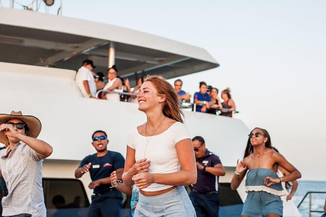 Sunset Dinner Cruise in Los Cabos - Dinner on the Water: Buffet Basics and the Lobster Option