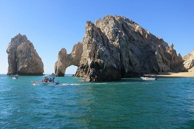 The Arch of Los Cabos Glass-bottom boat tour - The quick pass by Playa del Divorcio